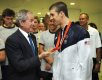 Amerykański pływak Michael Phelps zdobył swój pierwszy złoty medal na IO w Pekinie. Phelps wygrał wyścig na 400 m stylem zmiennym, ustanawiając rekord świata wynikiem - 4.03,84.