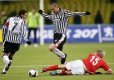 Mecz w Pucharze UEFA ze Spartakiem Moskwa. Radoslav Kovac ( leży) obok Simone Pepe (z lewej) i Gokhan Inler.