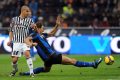 Ligowy mecz z Interem Mediolan. Przy piłce Zlatan Ibrahimovic, obok pomocnik Udinese - Gokhan.