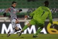 Napastnik Udinese Antonio Di Natale strzela na bramkę Dinama Zagrzeb strzeżonej przezTomislava Butinę.