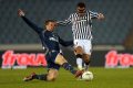Fabio Quagliarella (z prawej) w pojedynku  z obrońcą Dinama Zagrzeb  - Igorem Biscanem.
