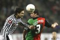Ostatni mecz grupowy Udinese przegrał 0:2 z NEC Nijmegen. Peter Wisgerhof (prawej) w pojedynku z  Alainem Nefem.