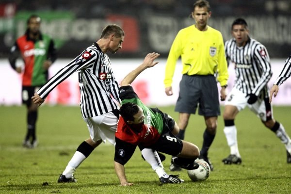 Napastnik NEC Johnny van Beukering w pojedynku z  Andreą Codą.