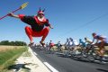Niemiec Didi Senft zwany El Diablo dopinguje kolarzy na trasie Tour de France.