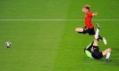 Hiszpan Fernando Torres strzela zwycięskiego gola w finałowym meczu mistrzostw Europy z Niemcami.
