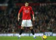 Zawodnik Manchesteru United Cristiano Ronaldo przygotowuje się do wykonania rzutu wolnego.