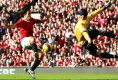 Napastnik Manchesteru United Carlos Tevez oko w oko z bramkarzem Manchester City - Joe Hartem.