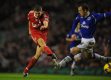 Steven Gerrard strzela gola dla Liverpoolu.