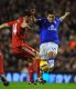 Tim Cahill (z prawej) i hiszpański pomocnik Liverpoolu Xabi Alonso.