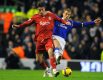 Pojedynek Alberta Rieira'y (z lewej; Liverpool) i Phila Neville'a.