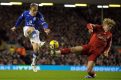 Fernando Torres blokuje strzał Phila Neville'a z Evertonu.