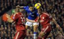 Piłkarz Evertonu Tim Cahill (w środku) i Jamie Carragher.