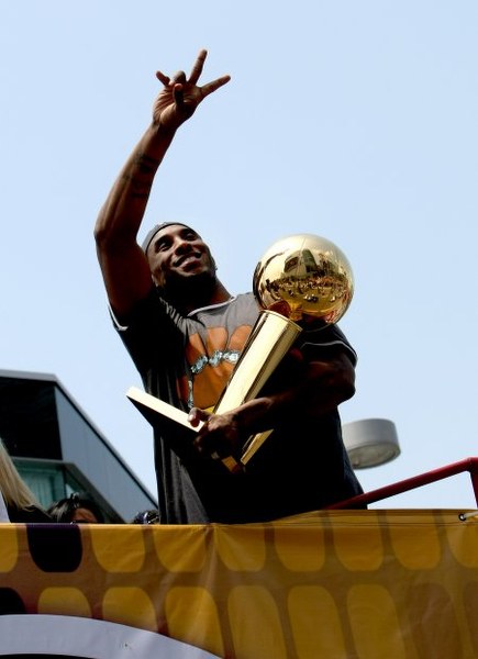 Koszykarze Los Angeles Lakers świętowali z kibicami mistrzostwo NBA. "Jeziorowcy" wywalczyli tytuł pokonując w finale Orlando Magic 4:1.