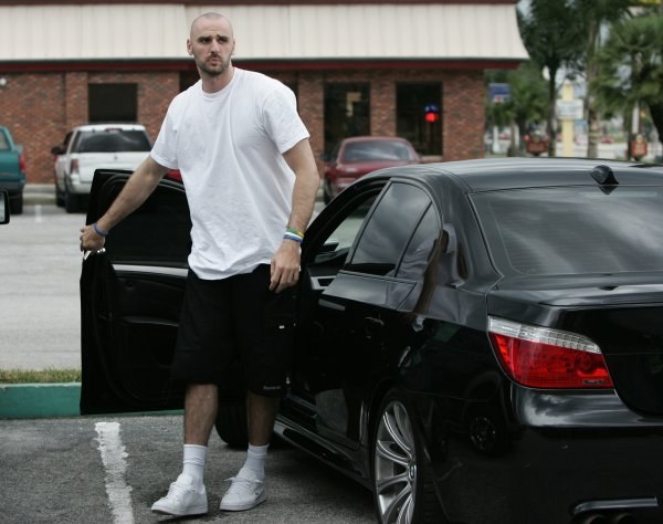 Gortat i jego cacko Koszykówka to tylko jedna z pasji Marcina Gortata. Drugą wielką miłością naszego jedynaka z NBA jest motoryzacja. Obecnie Marcin jeździ efektownym BMW M5. Fot. Kamil Krzaczyński.