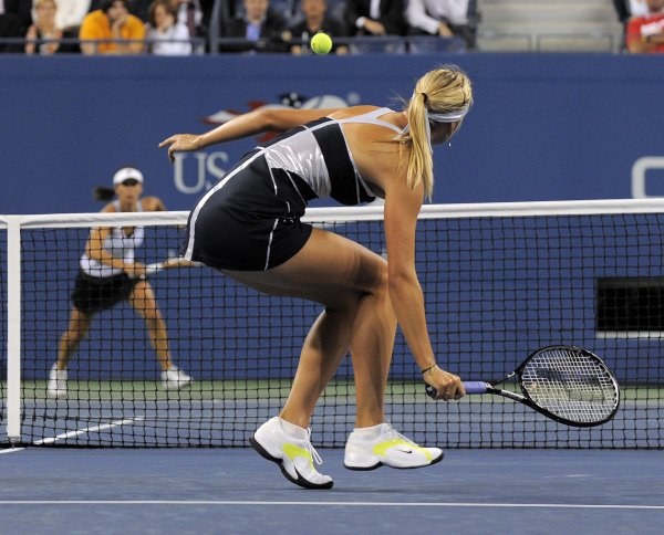  Maria Szarapowa znów błyszczy! W pierwszej rundzie wielkoszlemowego turnieju US Open (z pulą nagród 21,6 mln dol.) była liderka rankingu tenisistek bez najmniejszych problemów uporała się z Bułgarką Cwetaną Pironkową. Rosjanka zwróciła też na siebie uwagę dzięki nowej kreacji - czarnej sukience z błyszczącymi srebrnymi wstawkami. Męska część widowni wprost nie mogła oderwać od niej oczu...