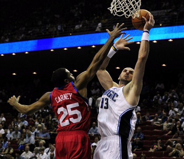 Magic - Philadelphia 76ers 120:106 Marcin Gortat (z prawej).