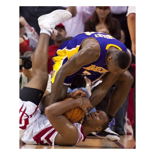 Rockets - Lakers 102:103 Los Angeles Lakers po dogrywce pokonali Houston Rockets 103:102. Kobe Bryant zdobył 41 punktów dla mistrzów NBA.
