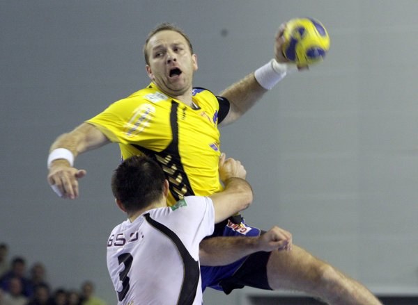 Vive Kielce wygrywa w Lidze Mistrzów Piłkarze ręczni Vive Targi Kielce pokonali HC Bosnę BH Gas Sarajewo 34:30 w meczu czwartej kolejki grupy B Ligi Mistrzów. Fot. Piotr Polak.