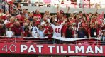 Numer 40 zostaje zastrzeżony przez Arizona Cardinals na część Pata Tillmana. Uroczystość odbyła się w przerwie meczu z Dallas Cowboys 12 listopada 2006 roku/Fot. Robert Laberge