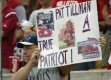 Jeden z kibiców z napisem "Pat Tillman - prawdziwy patriota" podczas meczu Arizona Cardinals - New England Patriots z 19 września 2004 roku/Fot. Jeff Gross
