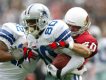 Pat Tillman (nr 40) zatrzymuje gracza Dallas Cowboys Reggie'ego Swintona (nr 80) w meczu NFL z sezonu 2001/Fot. Jeff Gross