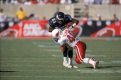 Pat Tillman (nr 40) w barwach Arizona Cardinals zatrzymuje Charlesa Johnsona z Philadelphia Eagles w meczu NFL z sezonu 2000/Fot. Todd Warshaw