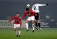 Wisła Kraków przegrała w Sosnowcu z Legią Warszawa 0:1 w meczu 13. kolejki piłkarskiej ekstraklasy. Maciej Iwański walczy o piłkę z Łukaszem Gargułą. Fot. Joanna Żmijewska.