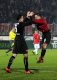 Cracovia pokonała Wisłę 1-0 w derbach Krakowa, które odbyły się na stadionie Zagłębia Sosnowiec. Gospodarzem meczu była "Biała Gwiazda". Sukces fetują Marek Wasiluk (z lewej) i Dariusz Pawlusiński. Fot. Joanna Żmijewska.