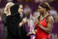 Serena Williams otrzymuje puchar za zwycięstwo w WTA Championships w Dausze od córki emira Kataru - Sheikhy Hind bint Hamad al-Thani.