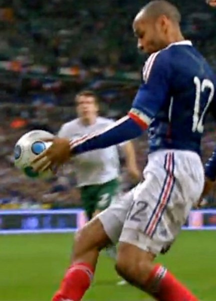 Listopad 2009 - najważniejsze wydarzenia sportowe Francuz Thierry Henry w barażowym meczu z Irlandią o awans do finałów MŚ w RPA zagrał piłkę ręką i po chwili padł gol dla "Trójkolorowych" i ci zapewnili sobie awans. Był to jeden z najwiekszych skandali roku w sporcie.