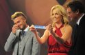 Angielski piłkarz David Beckham i aktorka Charlize Theron podczas losowania grup finałów MŚ w RPA.
