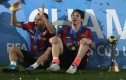 Piłkarze Barcelony - Lionel Messi i Dani Alves fetują zdobycie klubowego Pucharu Świata po zwycięstwie nad Eustudianes La Plata 2-1.