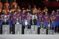 Piłkarze Barcelony demonstrują sześć trofeów wywalczony w 2009 roku.