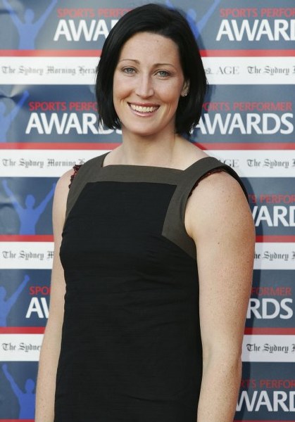  Australijska gwiazda lekkiej atletyki Jana Rawlinson usunęła implanty piersi, aby zwiększyć szanse na zdobcie medalu podczas igrzysk w 2012 roku.