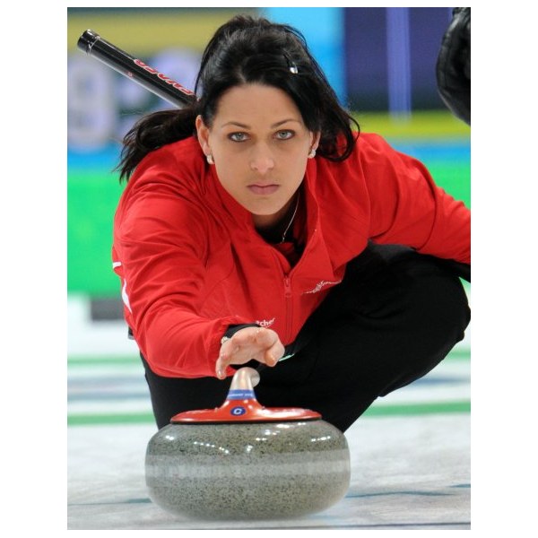 Piękne oblicze curlingu Na zdjęciu reprezentantka Szwajcarii - Carmen Schaefer.