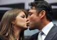Oscar de la Hoya na wsparcie żony Millie Corretjer mógł liczyć podczas konferencji na której ogłosił zakończenie kariery. Fot AFP