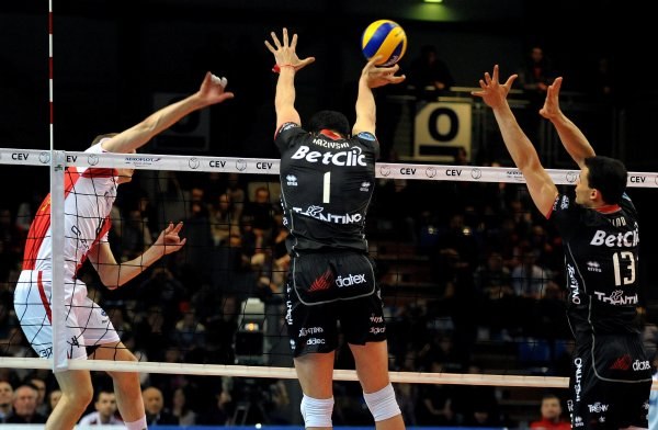 Resovia pożegnała się z Ligą Mistrzów Siatkarze Asseco Resovii przegrali z Trentino BetClick 1:3 w rewanżowym meczu 2. rundy play off LM. W pierwszym spotkaniu włoski zespół wygrał 3:0 Fot. Darek Delmanowicz