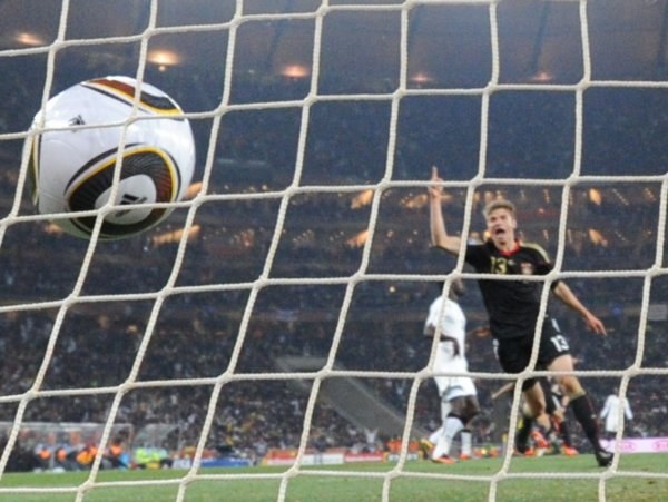 Ghana - Niemcy 0-1 W ostatnim meczu grupy D Niemcy po golu Mesuta Oezila pokonały Ghanę 1-0 i teraz trafią w 1/8 finału na Anglię! Ghanijczycy przegrali, ale dzięki porażce Serbii z Australią (1-2) awansowali z drugiego miejsca i w walce o ćwierćfinał zmierzą się z USA!