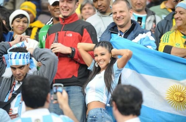 Piękne fanki na mundialu Futbol to męska gra, ale elektryzuje także kobiety z całego świata. Choć w czerwcu w RPA nie zawsze i nie wszędzie pogoda rozpieszcza kibiców futbolu, to na trybunach stadionów podczas mistrzostw świata nie brakuje pięknych fanek
