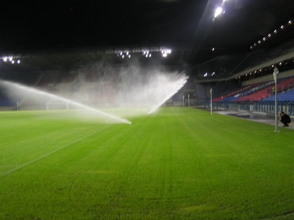 Na przebudowanym stadionie Wisly Kraków przeprowadzono w czwartek wieczorem próbę zamontowanego oświetlenia. Wiślacy pierwszy mecz na tym obiekcie mają zagrać we wrześniu z Koroną Kielce. Fot. Krzysztof Mrówka.