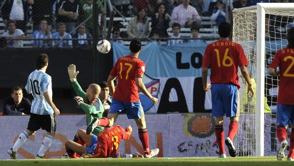 Argentyna - Hiszpania 4-1 w meczu towarzyskim Piłkarze Argentyny pokonali Hiszpanię 4-1 po fantastycznym meczu rozegranym w Buenos Aires