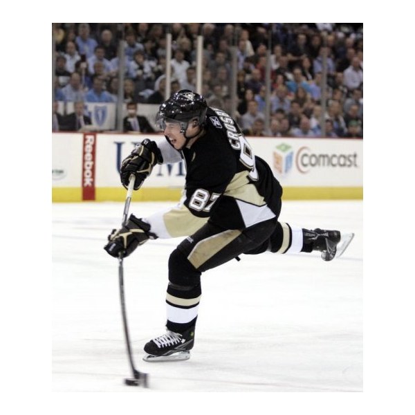 Crosby show! Sidney Crosby ma 23 lata, a w hokeju osiągnął już wszystko. Zdobył Puchar Stanleya, złoto olimpijskie, mistrzostwo świata, został najmłodszym kapitanem zespołu NHL, najmłodszym zawodnikiem, który zdobył w najlepszej lidze świata 100 punktów