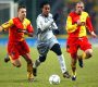 Liga francuska. Ronaldinho w barwach PSG ucieka goniącym go obrońcom Lens