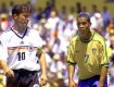 Dwa pokolenia piłkarzy spotkały się na boisku w meczu Niemcy - Brazylia. Weteran Lothar Matthaeus spogląda nieufnie w stronę Ronaldinho