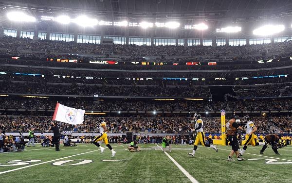  Drużyna Green Bay Packers pokonała Pittsburgh Steelers 31:25 w XLV Super Bowl - finałowym meczu o mistrzostwo w futbolu amerykańskim zawodowej ligi National Football League (NFL)