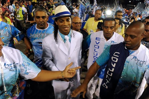 Ronaldinho wziął udział w zabawie karnawałowej na słynnym sambodromie w Rio de Janeiro