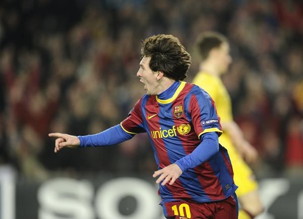 Leo Messi w koszulce Argentyny, Barcy i prywatnie Niedawno magazyn "France Football" opublikował listę najlepiej zarabiających piłkarzy świata: Otwiera ją Leo Messi z kwotą 31 mln euro za sezon (10 mln to pensja w Barcelonie, milion premie, a 20 mln kontrakty reklamowe).