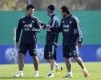 Leo Messi w rozmowie z Kunem Aguero, z prawej Ezequiel Lavezzi.