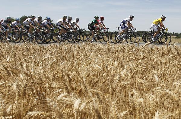  Amerykanin Tyler Farrar wygrał w Redon, po finiszu z peletonu, trzeci etap kolarskiego Tour de France. Żółtą koszulkę lidera zachował jego kolega z ekipy Garmin - Norweg Thor Hushovd