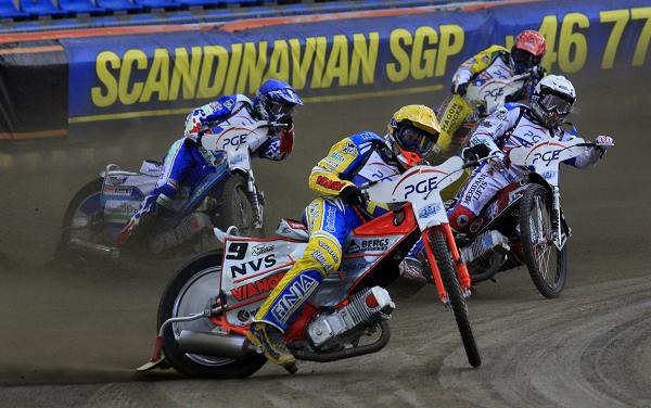 Australijczyk Davey Watt (czerwony), Rosjanin Grigory Łaguta (niebieski), Anglik Chris Harris (biały) i Szwed Andreas Jonsson (żółty) podczas jednego z biegów barażowego meczu o udział w sobotnim finale Drużynowego Pucjharu Świata w Gorzowie Wielkopolskim